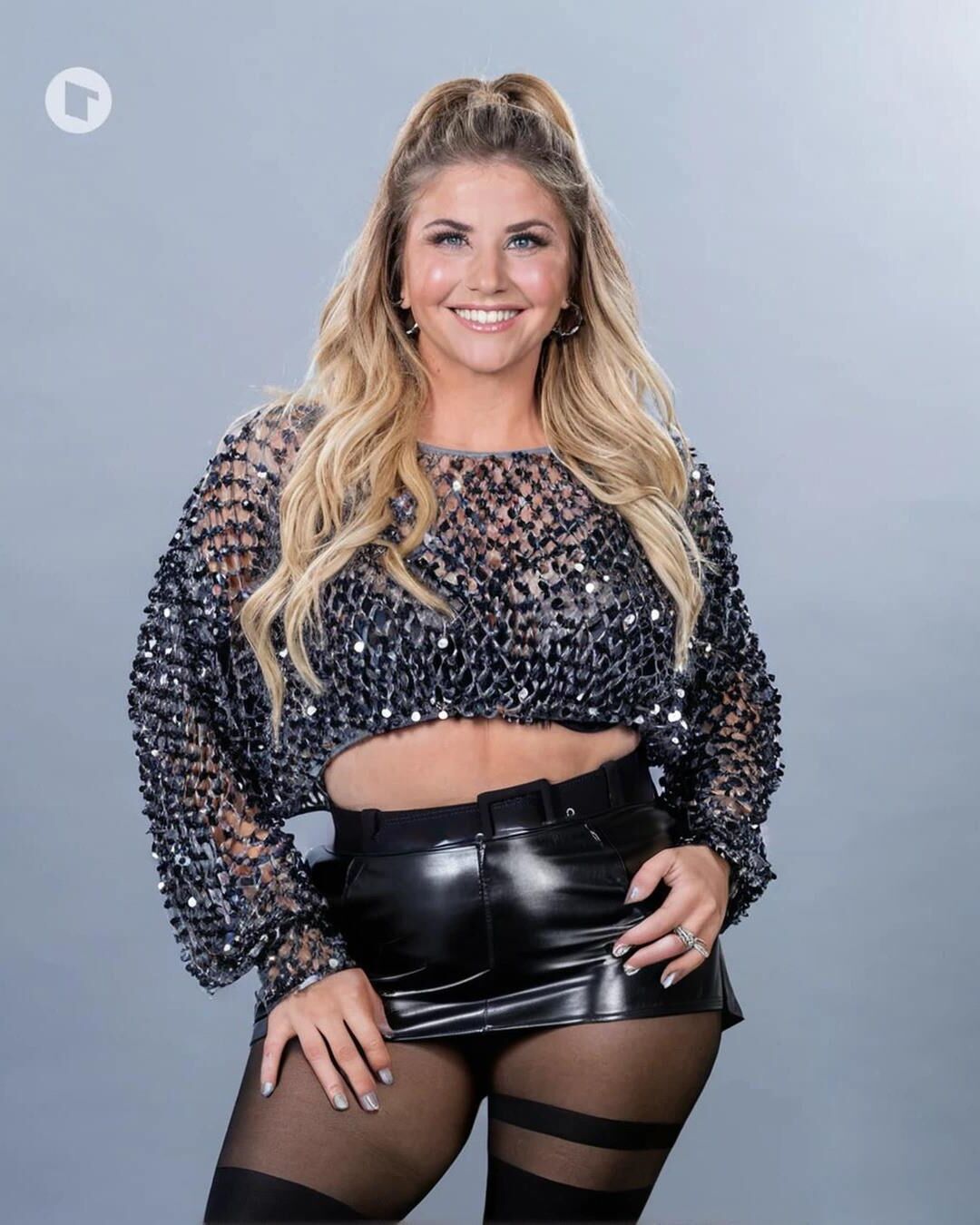 AI Beatrice Egli в нейлонах