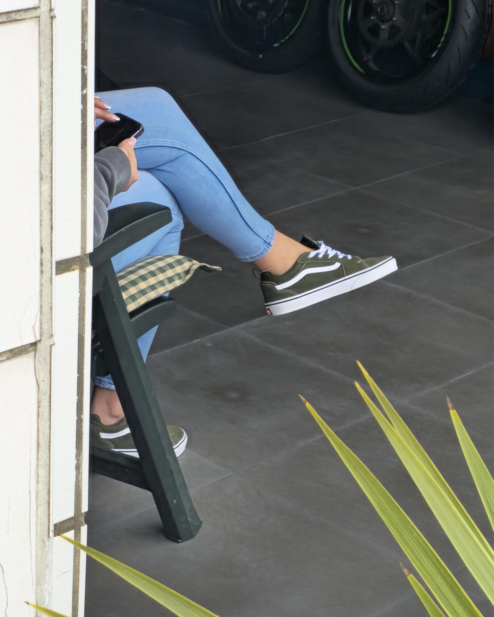 Jeans Vans shoeplay candid