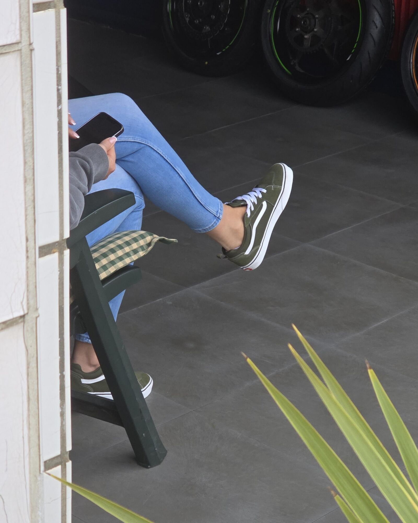 Jeans Vans shoeplay candid