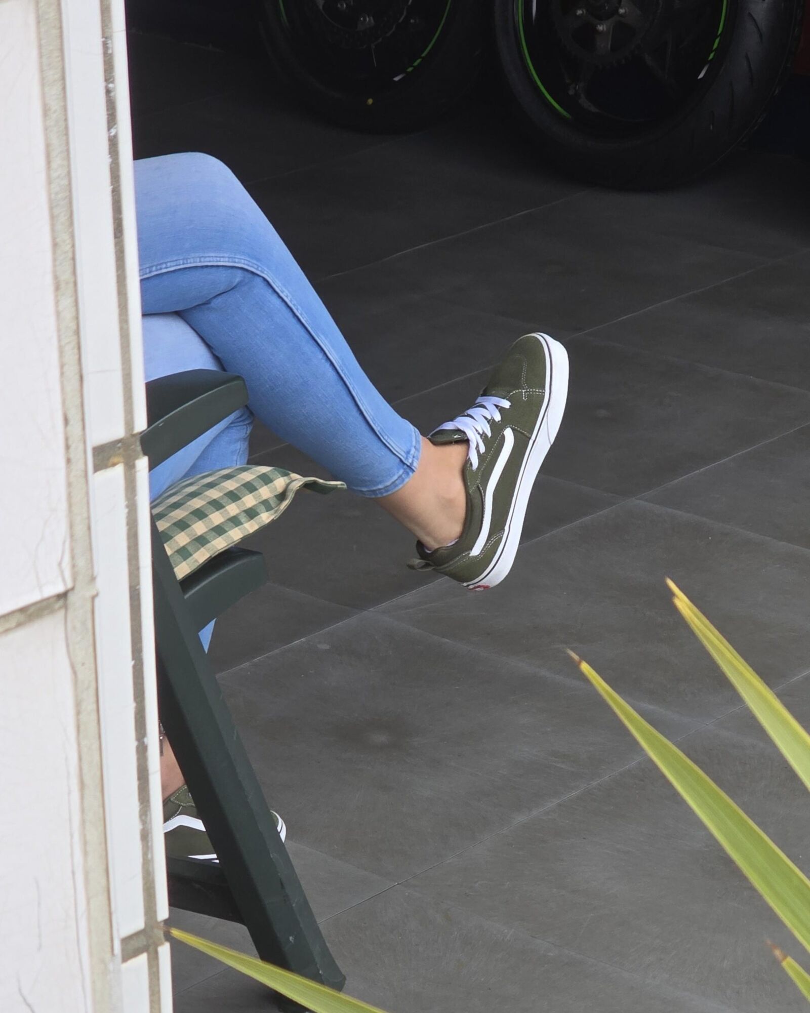 Jeans Vans shoeplay candid