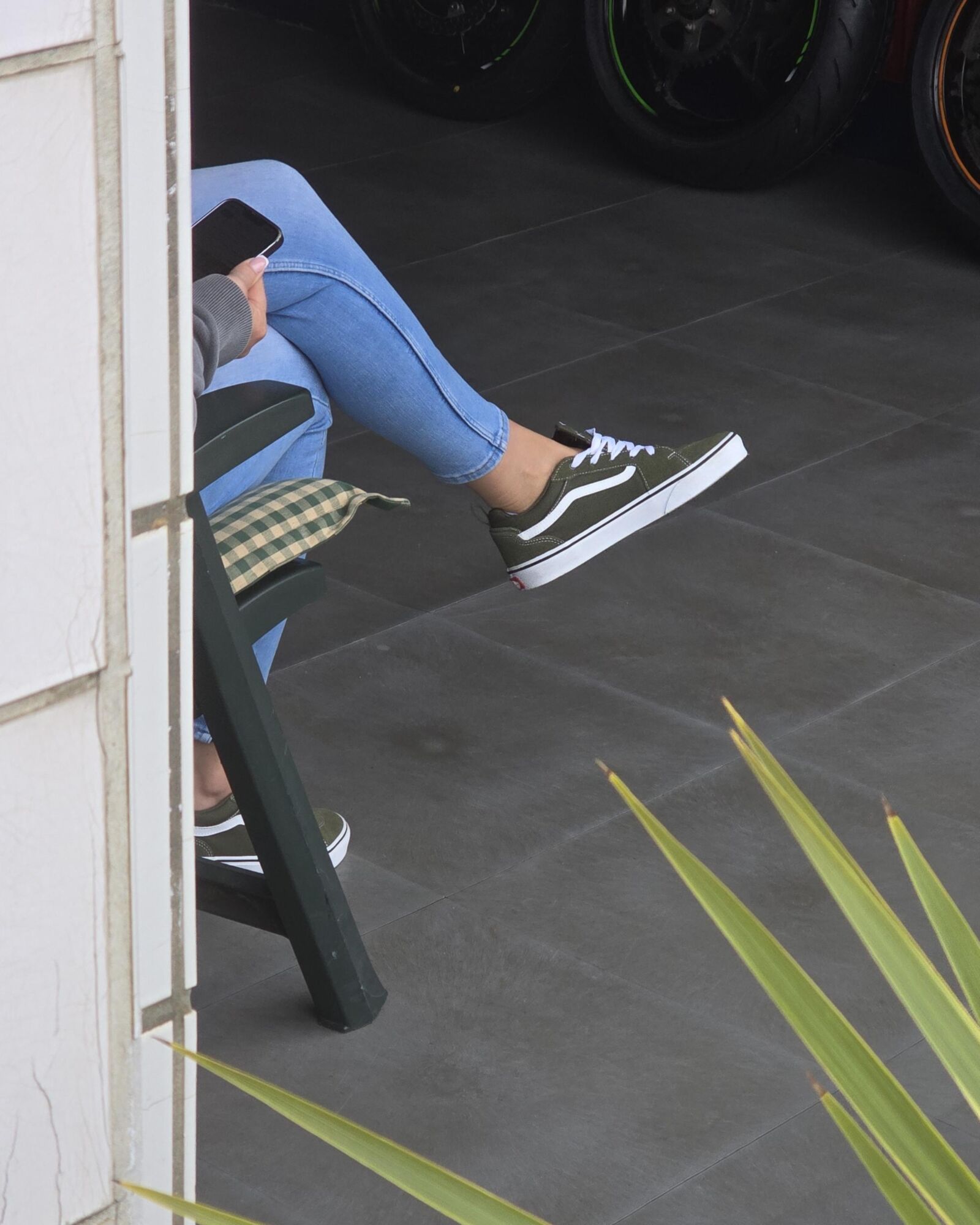 Jeans Vans shoeplay candid
