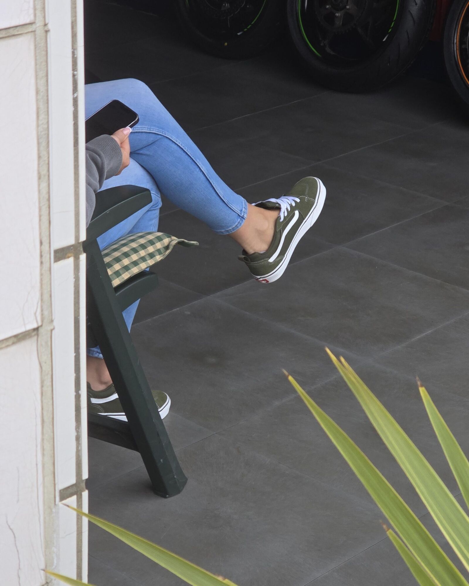Jeans Vans shoeplay candid