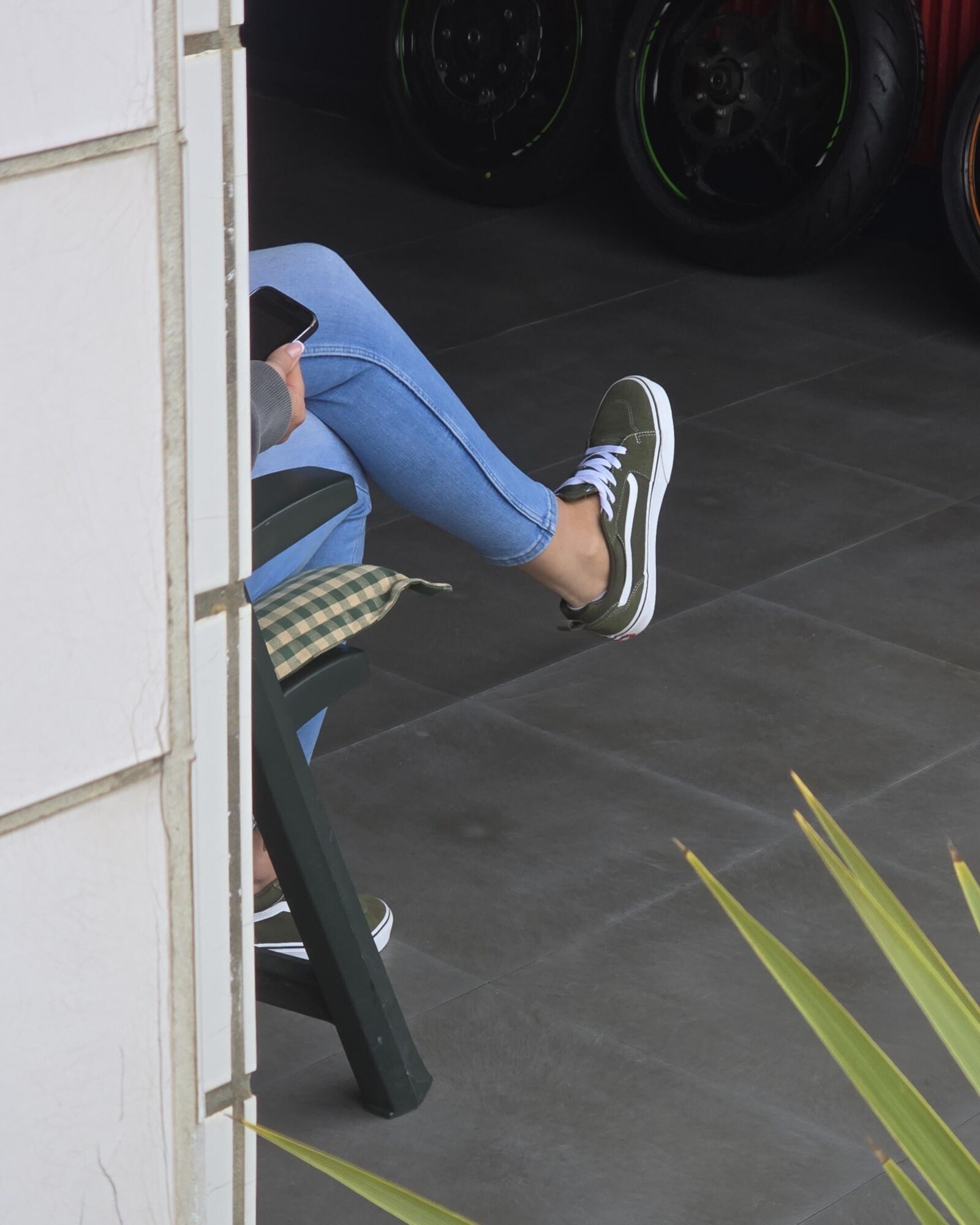 Jeans Vans shoeplay candid