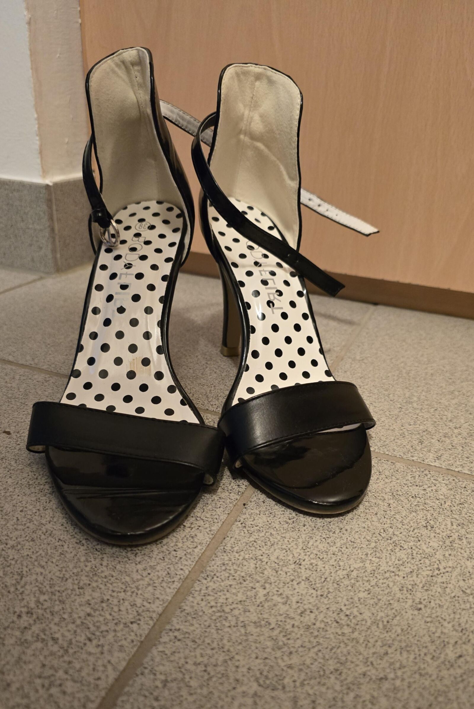 Neighbor shoe heel fun