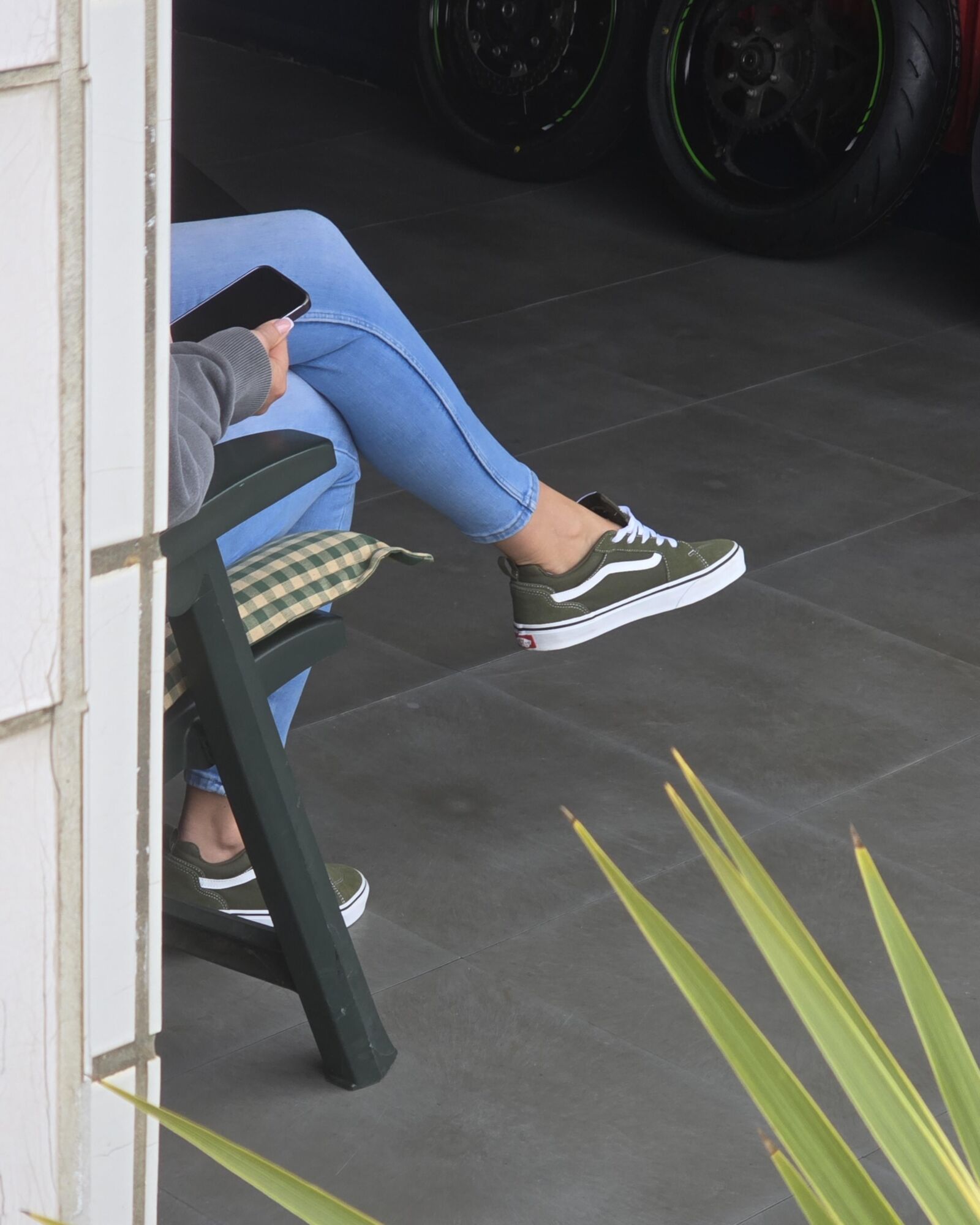 Jeans Vans shoeplay candid