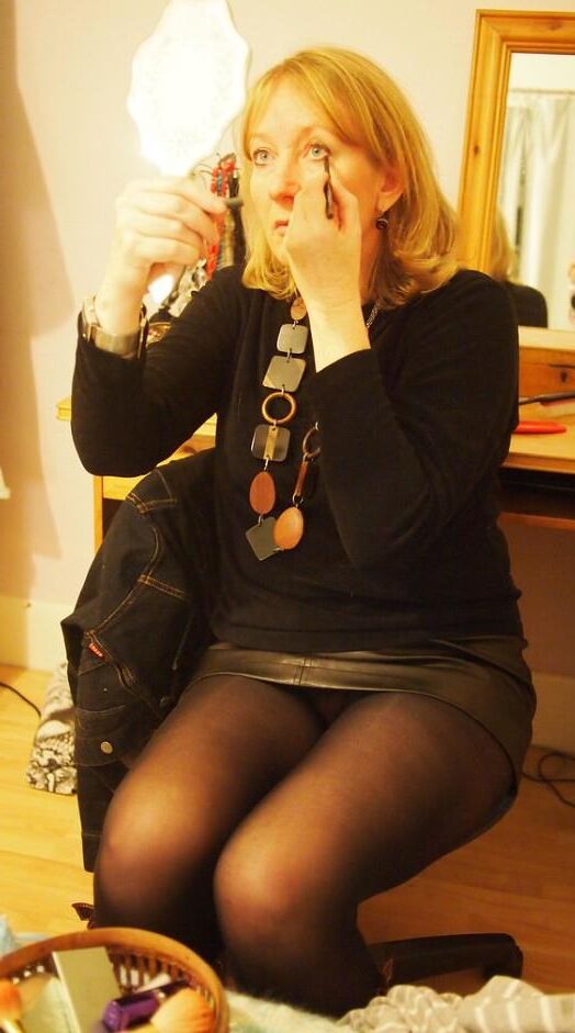 British MILF flashes stocking tops