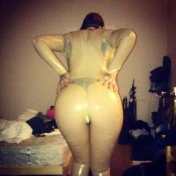 Garota de látex transparente :)