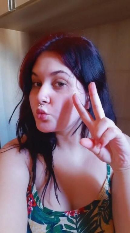 Piggy Slut Latina com peitos e compartilhamento exposto à buceta