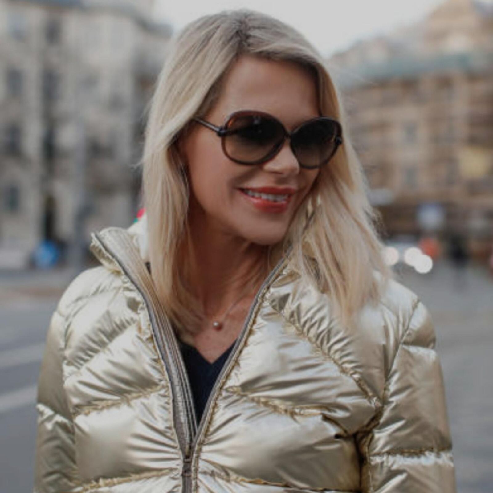 Nina R. Alte Geile Fickschlampe in Sexy SatinTeil！