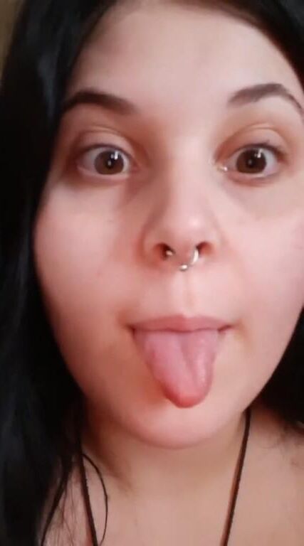 Piggy Slut Latina com peitos e compartilhamento exposto à buceta