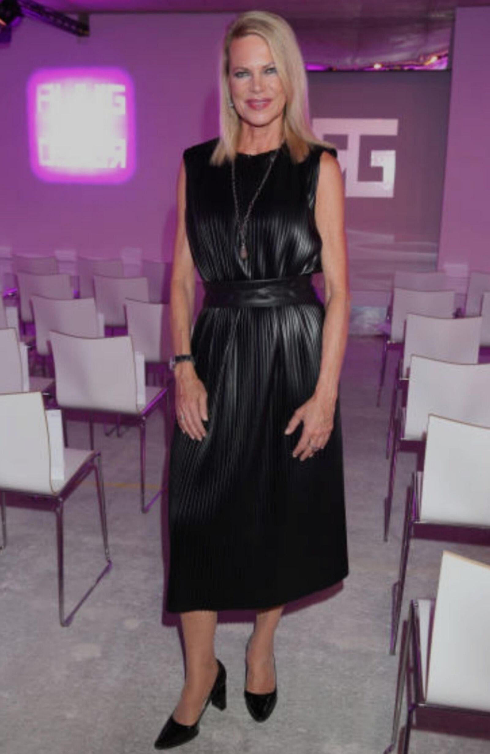 Nina R. Alte Geile Fickschlampe in Sexy SatinTeil！