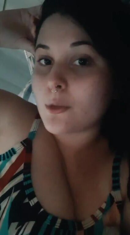 Piggy Slut Latina com peitos e compartilhamento exposto à buceta