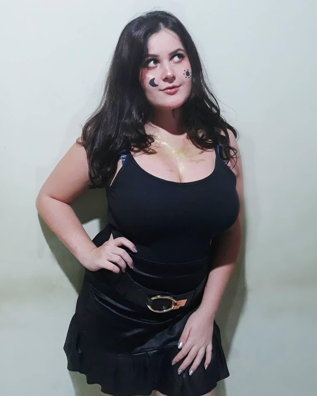 Piggy Slut Latina com peitos e compartilhamento exposto à buceta