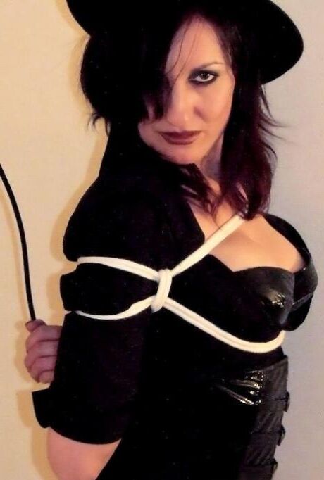 ボンデージの衣服を着た女性