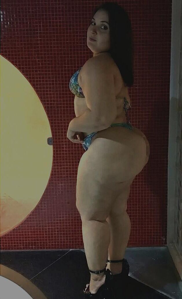 Piggy Slut Latina com peitos e compartilhamento exposto à buceta