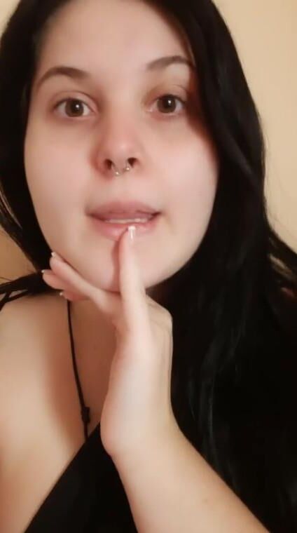 Piggy Slut Latina com peitos e compartilhamento exposto à buceta