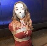 ボンデージの衣服を着た女性