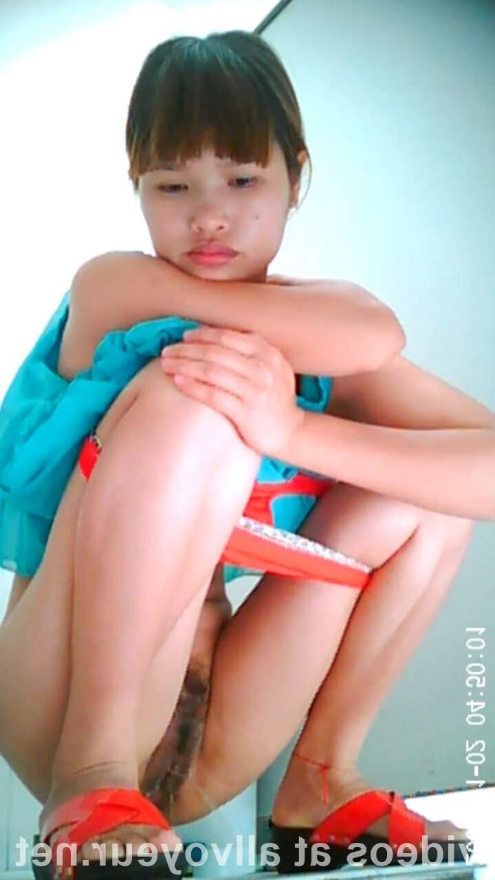 若い女性のおしっこのバスルームショットパノラマフロントショット