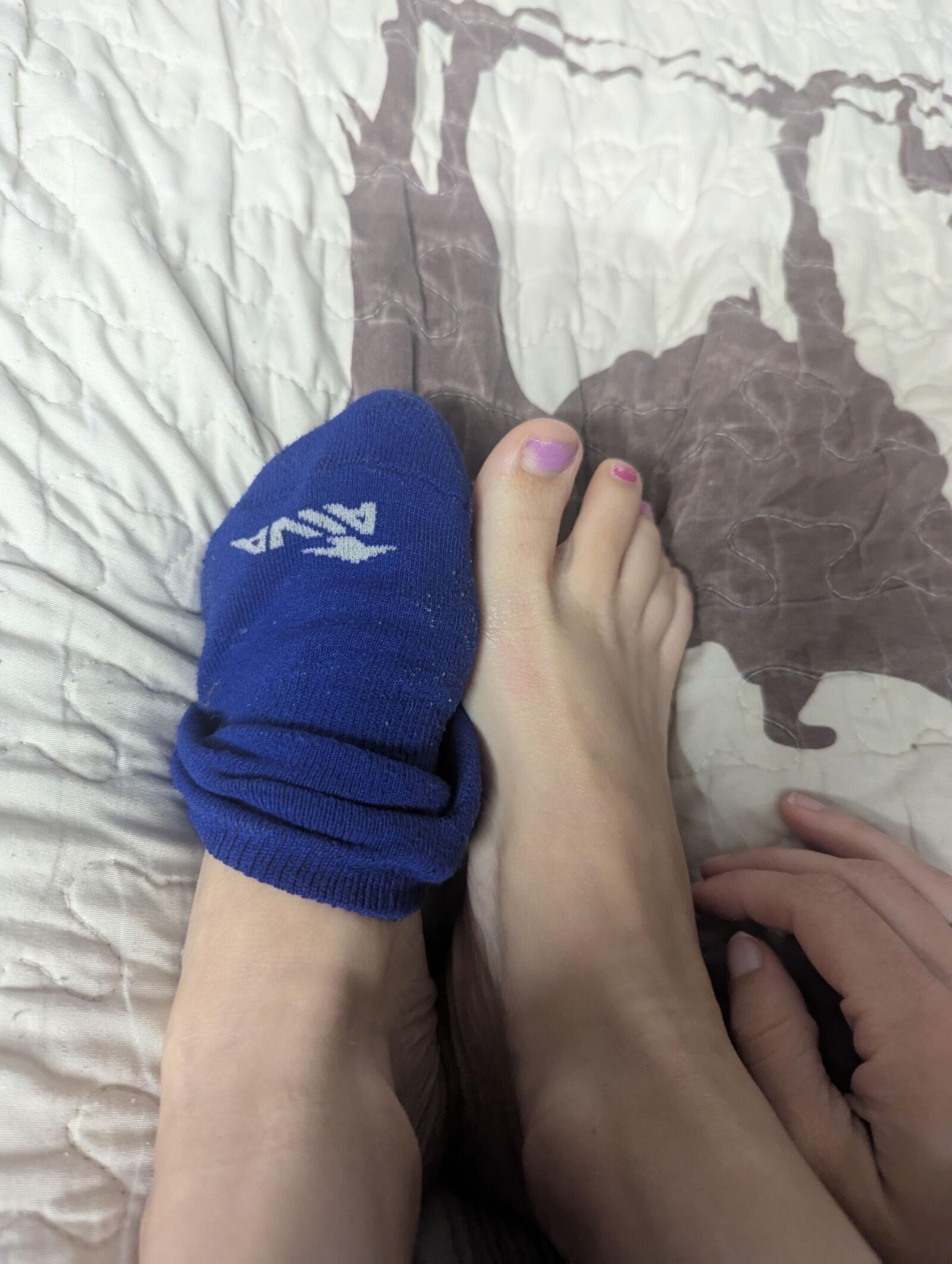 Suck her toes 