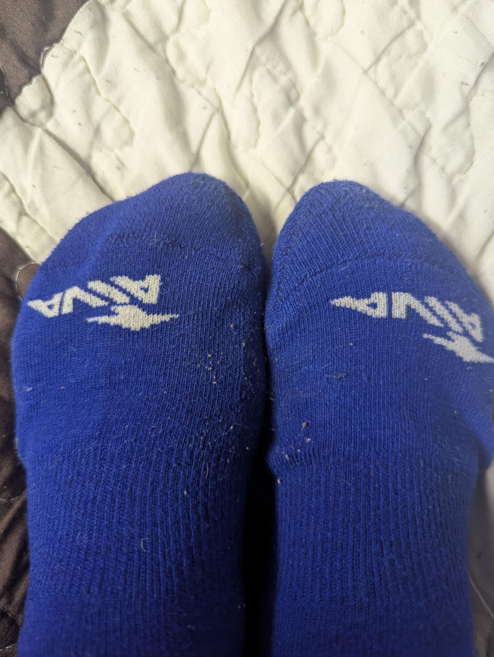 Suck her toes 