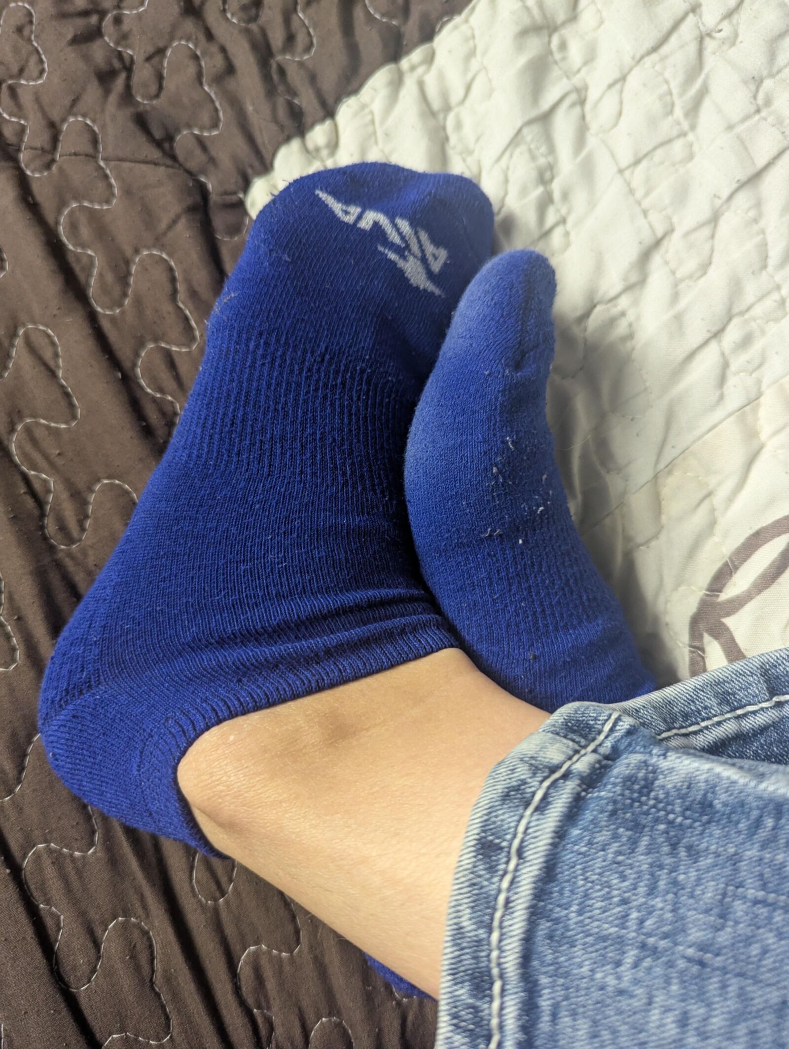 Suck her toes 