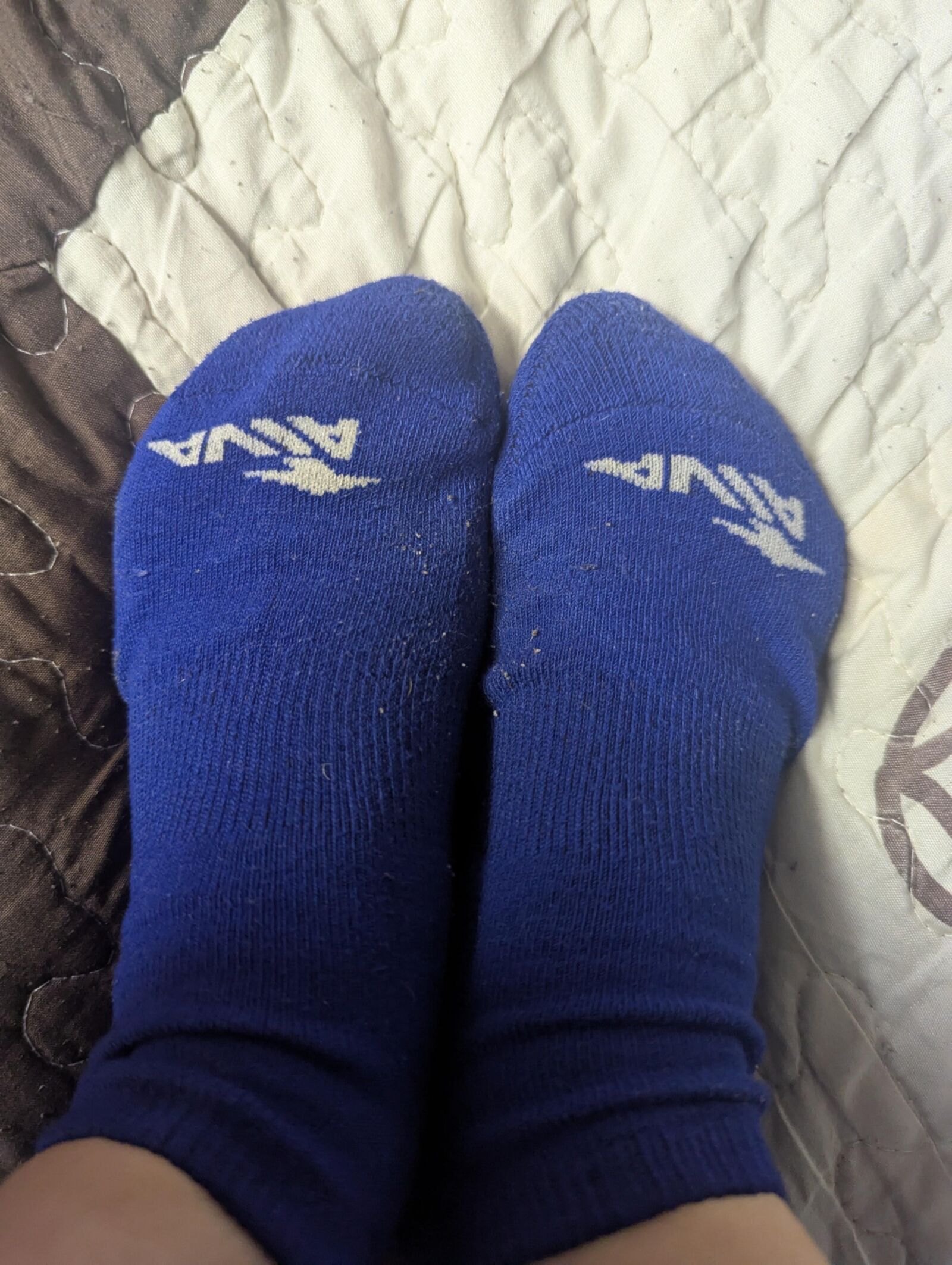 Suck her toes 