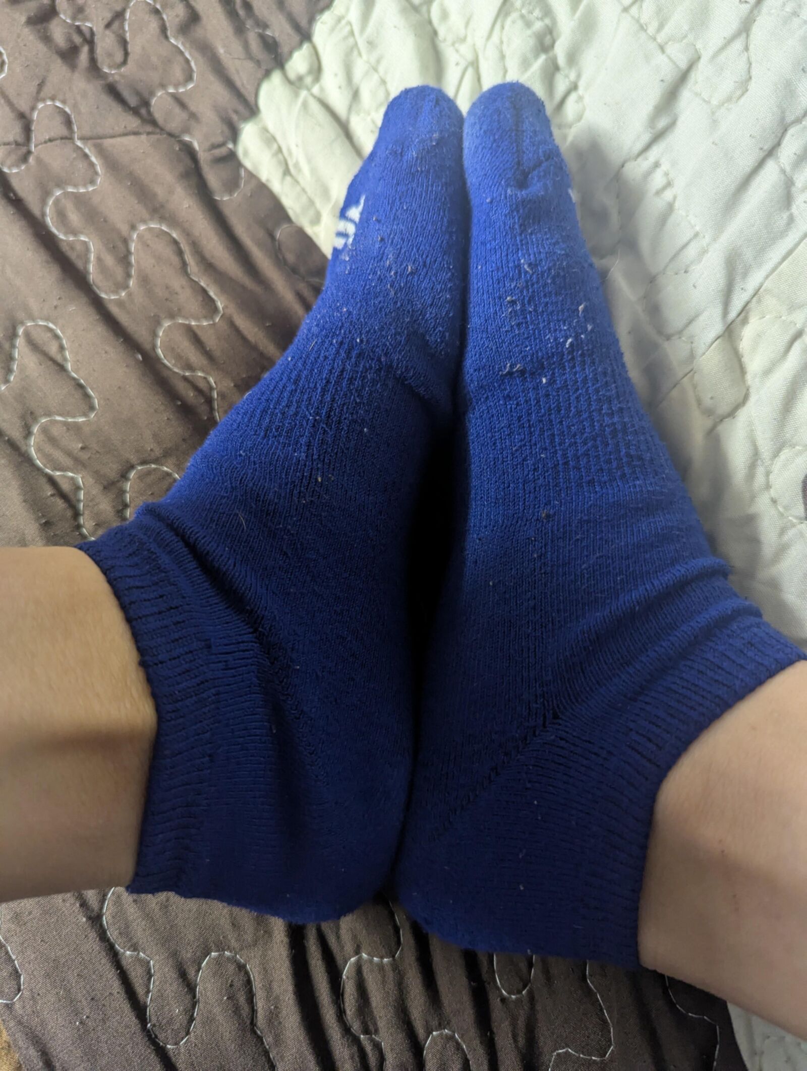 Suck her toes 