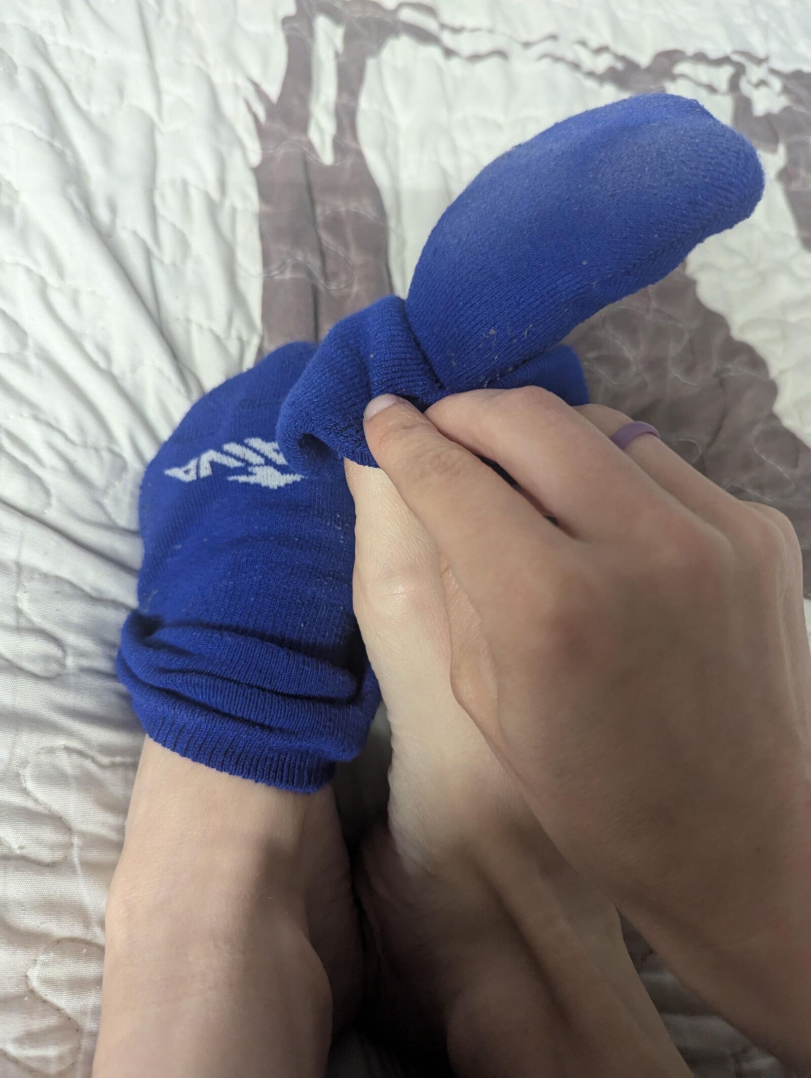Suck her toes 