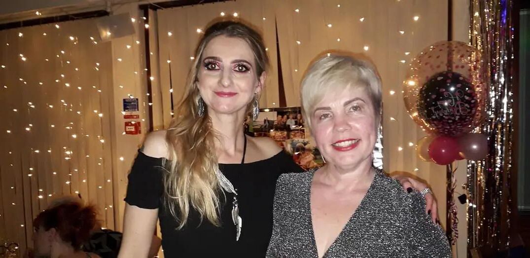 ¡Las pequeñas tetas de Emma me dan una eyaculación prematura!