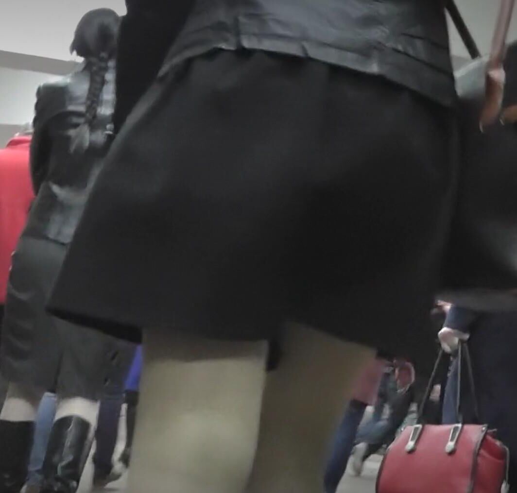Upskirt Nude Cantyhose в метро