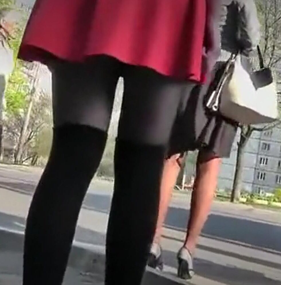 Девушка в разорванных трусиках