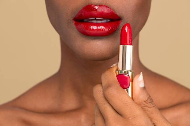 Black women lipstick application