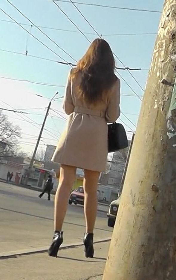 Элегантная девушка под юбкой трусики