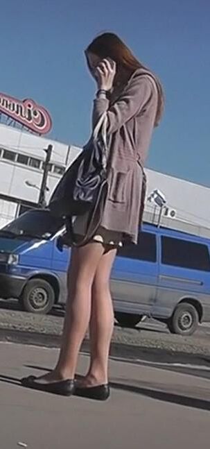 Девушка в коричневых трусиках