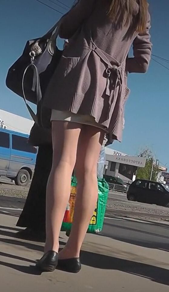 Девушка в коричневых трусиках