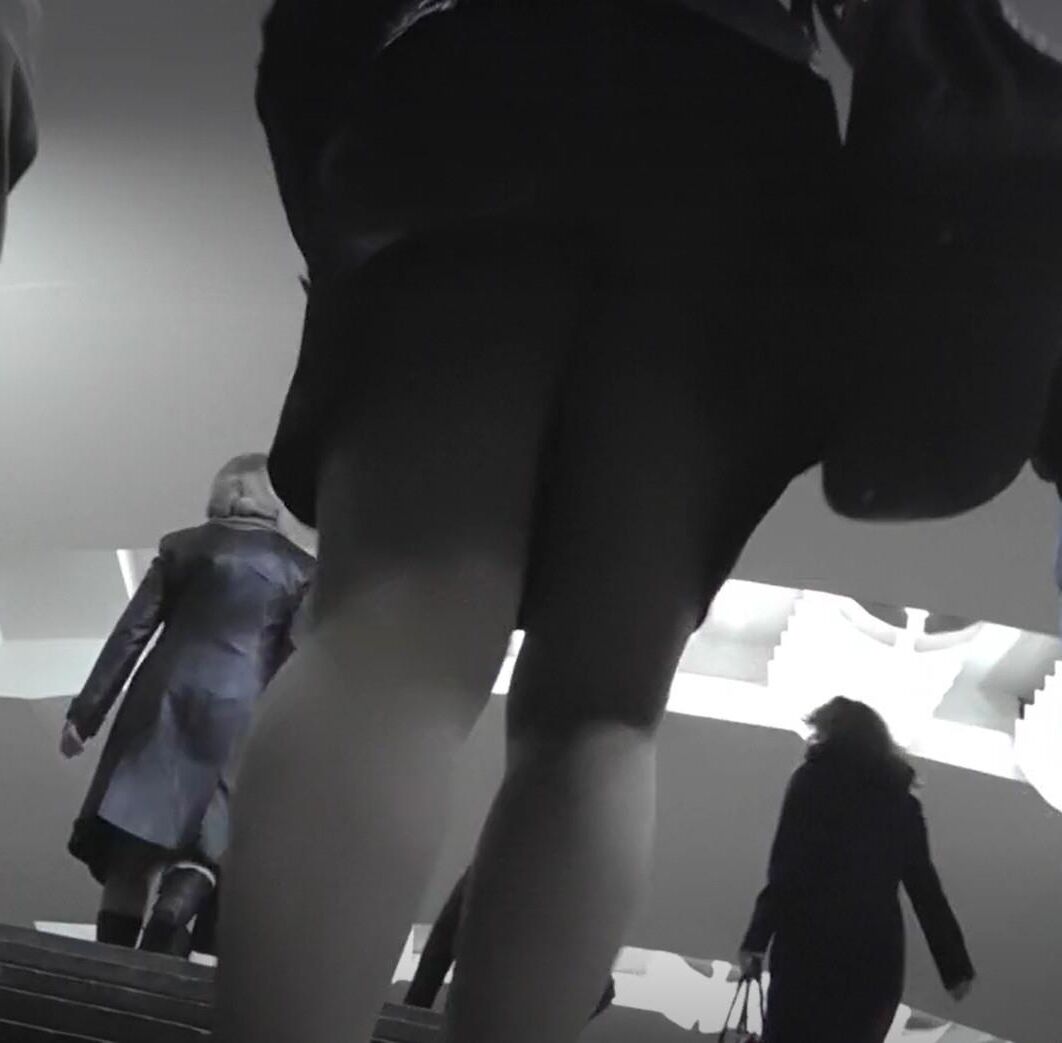 Upskirt Nude Cantyhose в метро