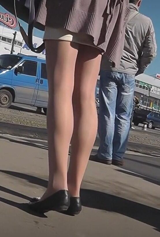 Девушка в коричневых трусиках