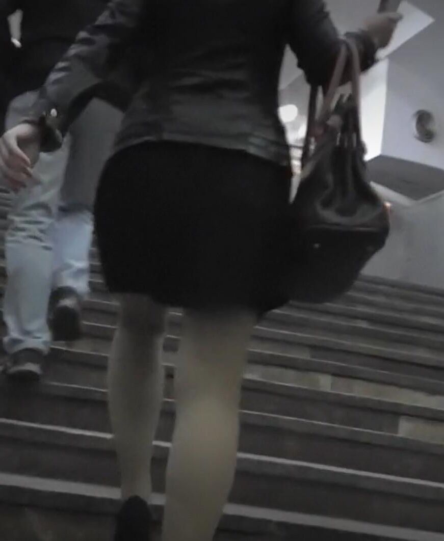 Upskirt Nude Cantyhose в метро