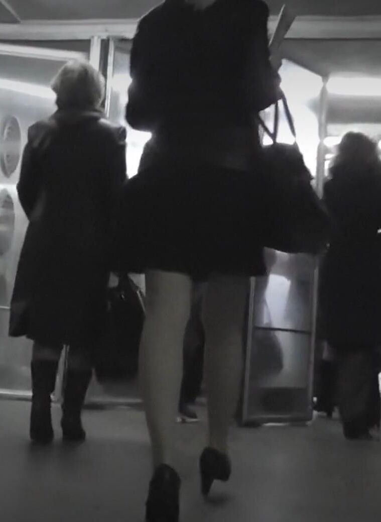 Upskirt Nude Cantyhose в метро
