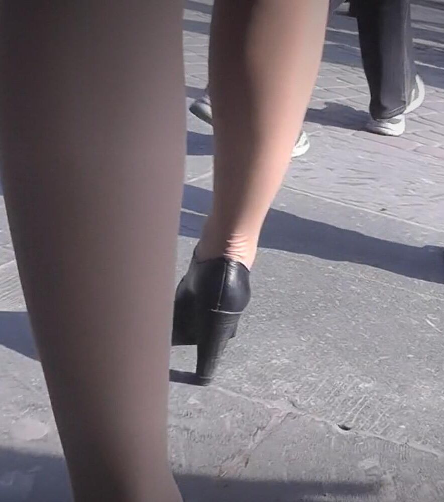 Upskirt Nude Cantyhose в метро