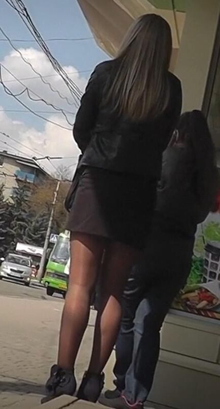 Самые сексуальные коричневые блестящие трусики и мини -юбка
