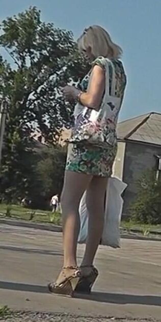 Под юбкой летнее платье и трусики