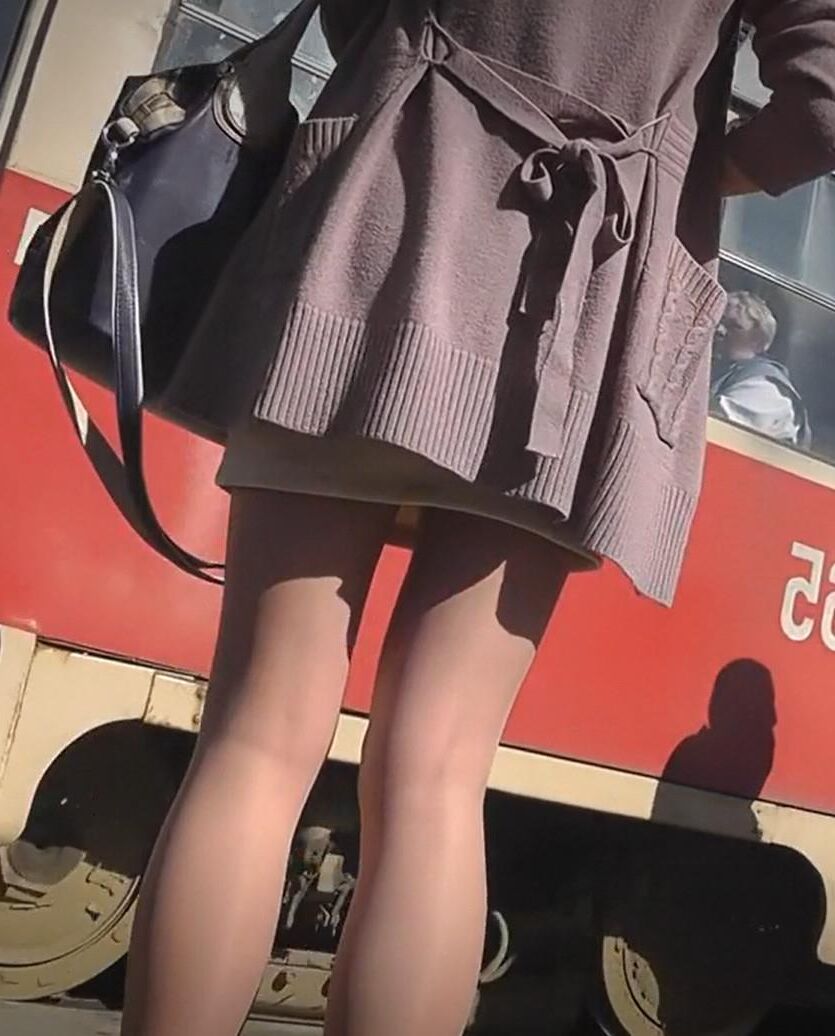 Девушка в коричневых трусиках
