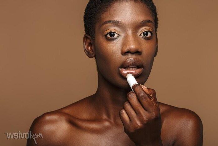 Black women lipstick application