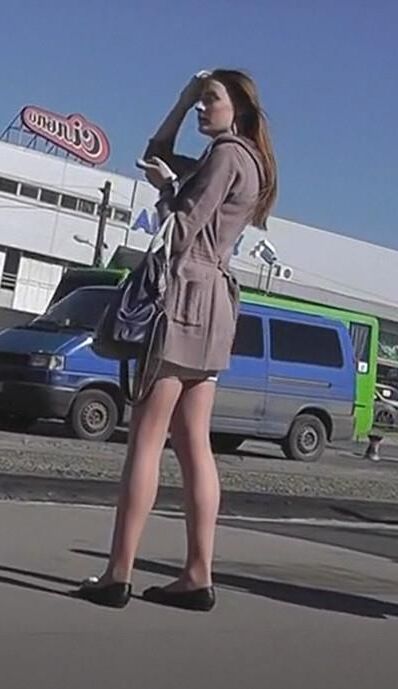 Девушка в коричневых трусиках