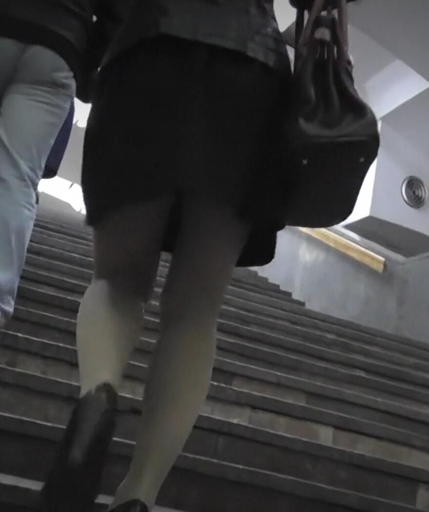 Upskirt Nude Cantyhose в метро