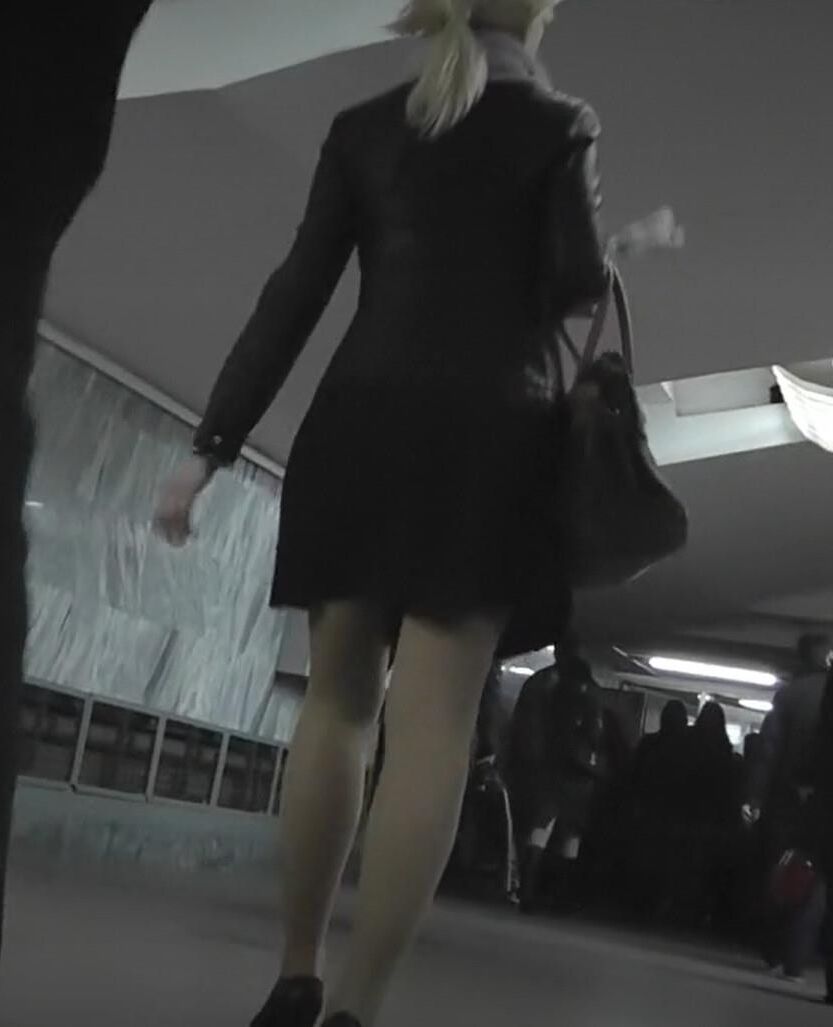 Upskirt Nude Cantyhose в метро