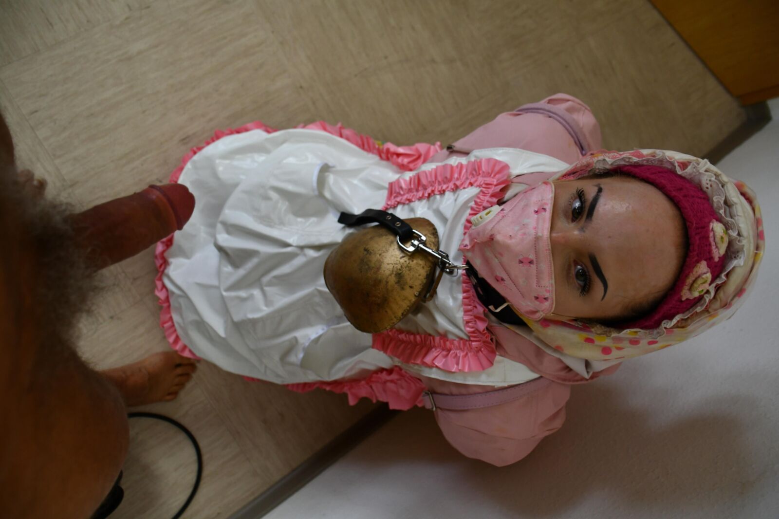 шлюха без мозга дает руку и голову