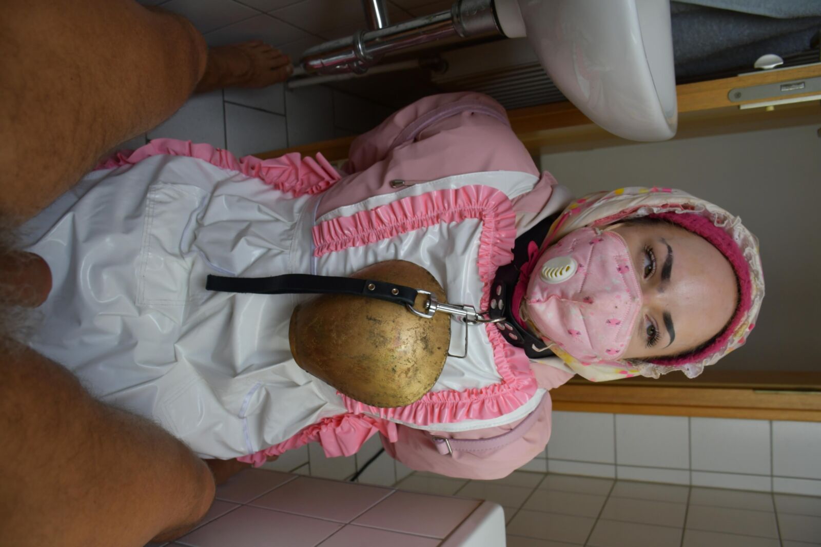 шлюха без мозга дает руку и голову