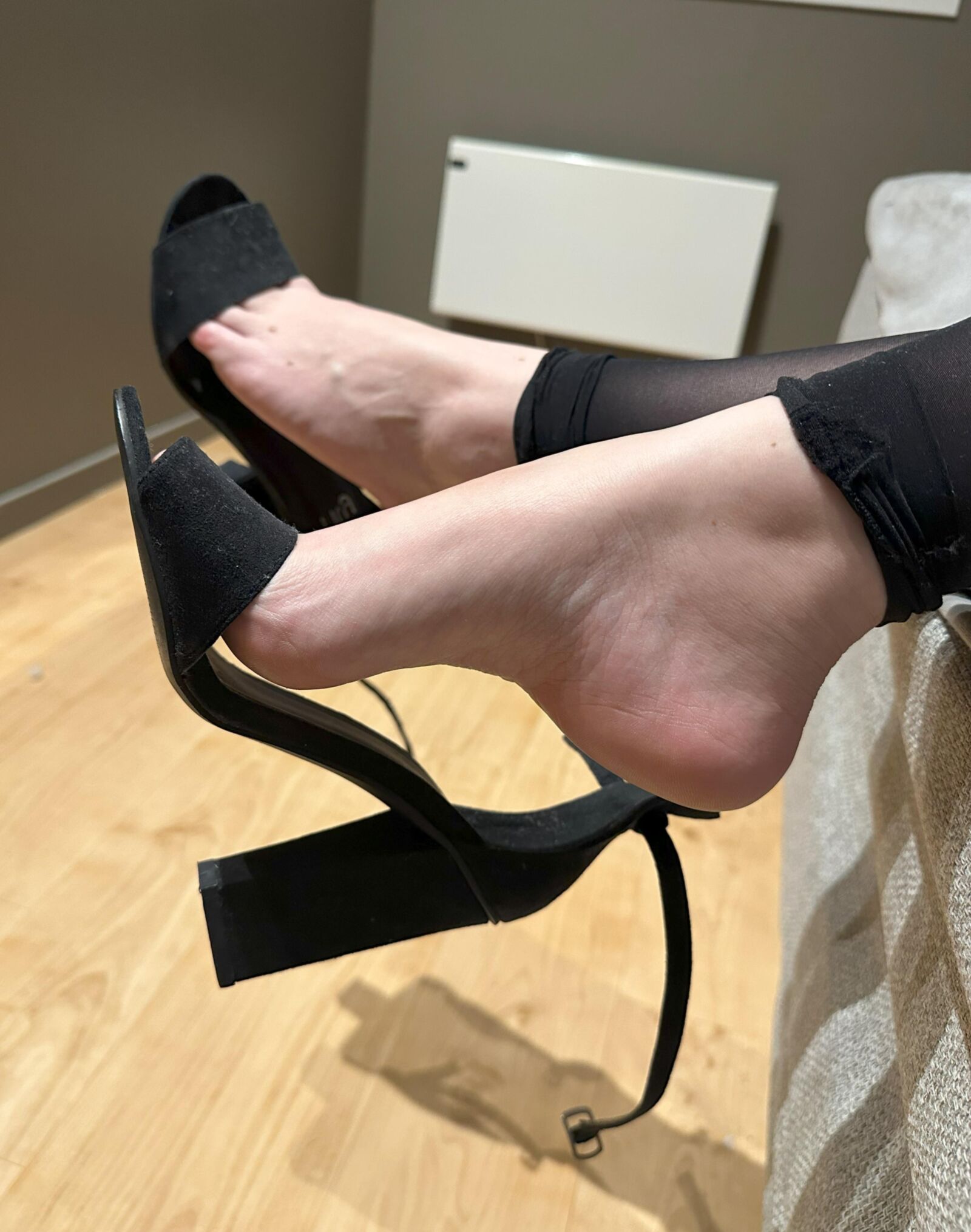 y old blonde feet in heels 